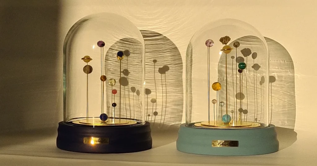 Deux Sympans personnalisés avec des pierres, capturant des instants uniques en harmonie avec le cosmos.