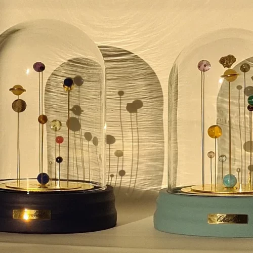 Deux Sympans personnalisés avec des pierres, capturant des instants uniques en harmonie avec le cosmos.