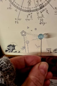 Création Sympan sur mesure - Travail artisanal sur la géométrie céleste pour façonner une œuvre unique.