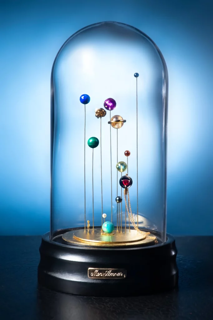 Sympan sur mesure, une création mettant en valeur des pierres sublimes symbolisant la géométrie du ciel à un moment précis dans un globe en verre. Pierres choisies pour refléter la connexion entre le macrocosme et l’existence.