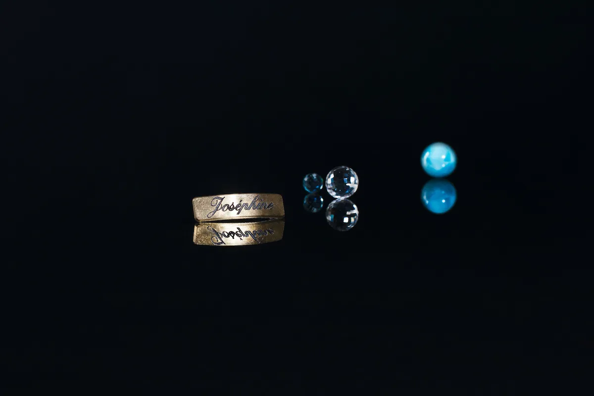 Plaque gravée au prénom Joséphine avec deux pierres symboliques : cristal de roche et larimar, personnalisant une création unique Sympan
