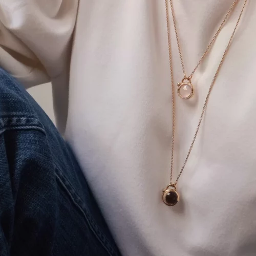 Cadenas Sympan Moon, croissant de lune et pleine lune portés en sautoir avec deux longueurs différentes, un mariage et une naissance