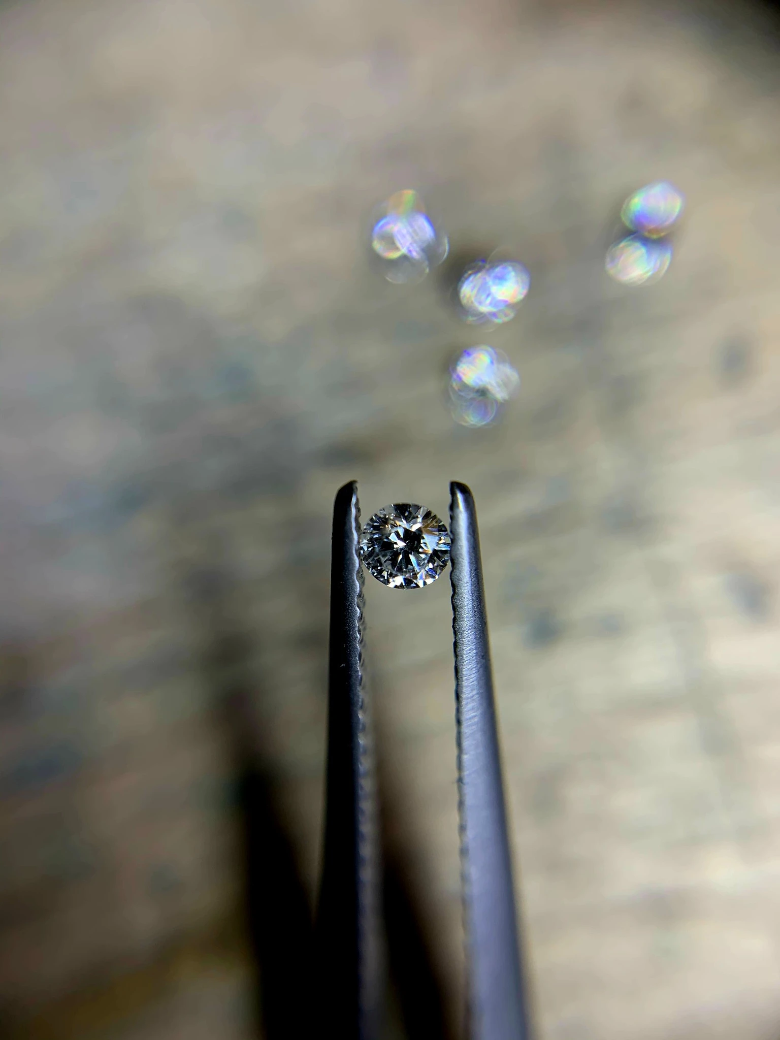 Close-up sur les diamants sertis sur les bijoux cadenas Sympan Moon pour les phases de la lune
