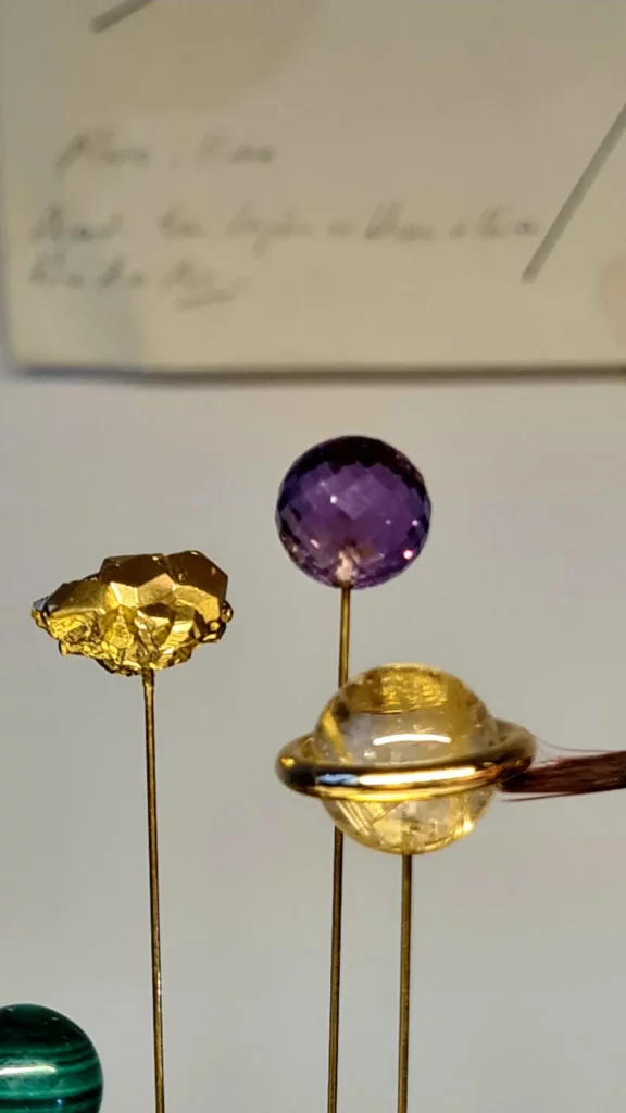 Sympan, art suspendu, composition vibratoire avec pierres et astres