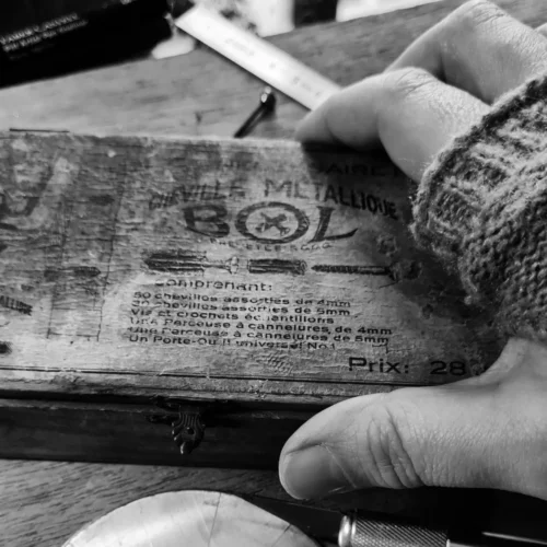 Objets précieux et outils anciens dans l’atelier Sympan, luxe artisanal et mémoire du geste