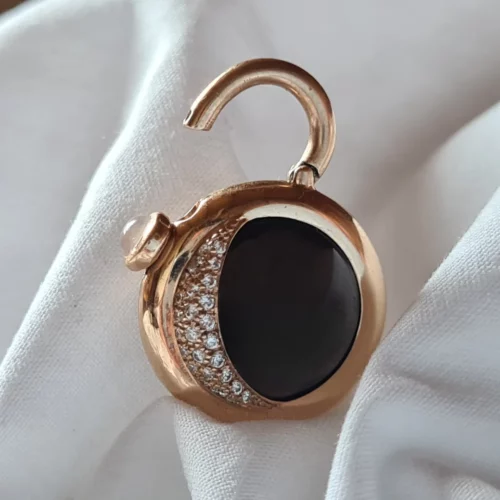 Cadeau symbolique mariage : bijou astrologique lunaire