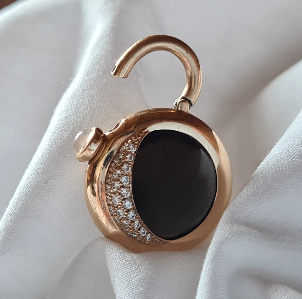 Cadeau symbolique mariage : bijou astrologique lunaire