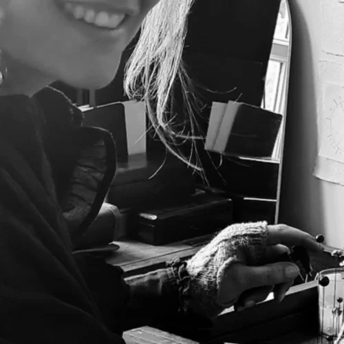 Caroline Thiébot dans son atelier Sympan, entre art solaire et géométrie du ciel