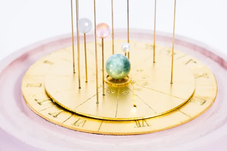 Planètes, pierres et or façonnés dans un Sympan sur mesure de naissance