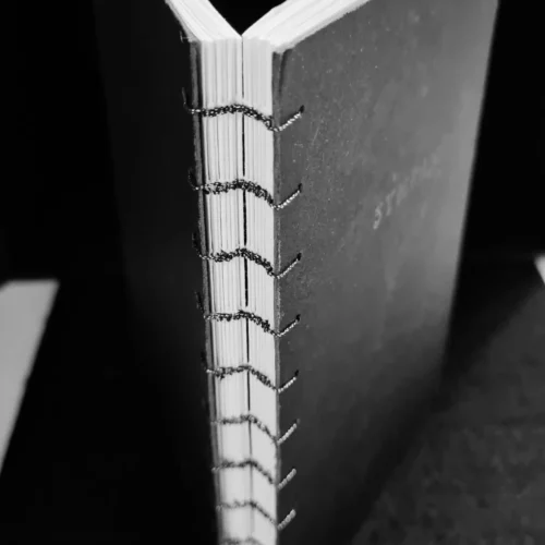 Carnet d’accompagnement cousu main, écrin du sens et du luxe dans chaque création Sympan