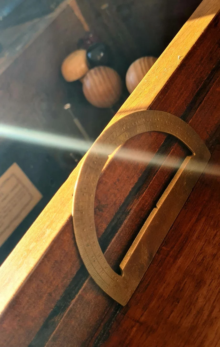 Détail en lumière naturelle d’un tiroir d’atelier Sympan contenant des outils de travail de la géométrie du ciel