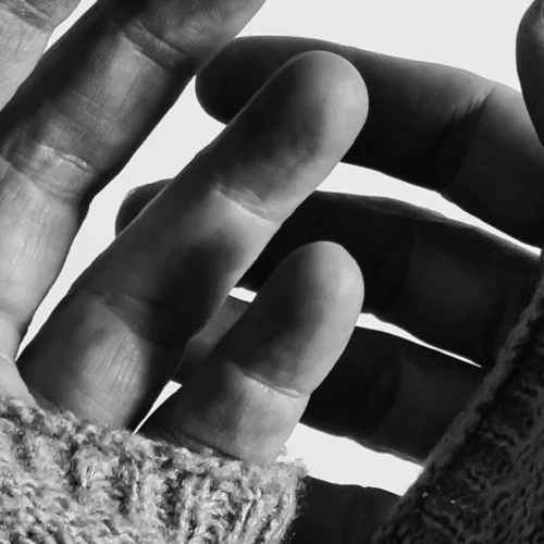 Les mains de l’artiste à l’œuvre, au cœur de la création d’un objet d’art sensible et solaire