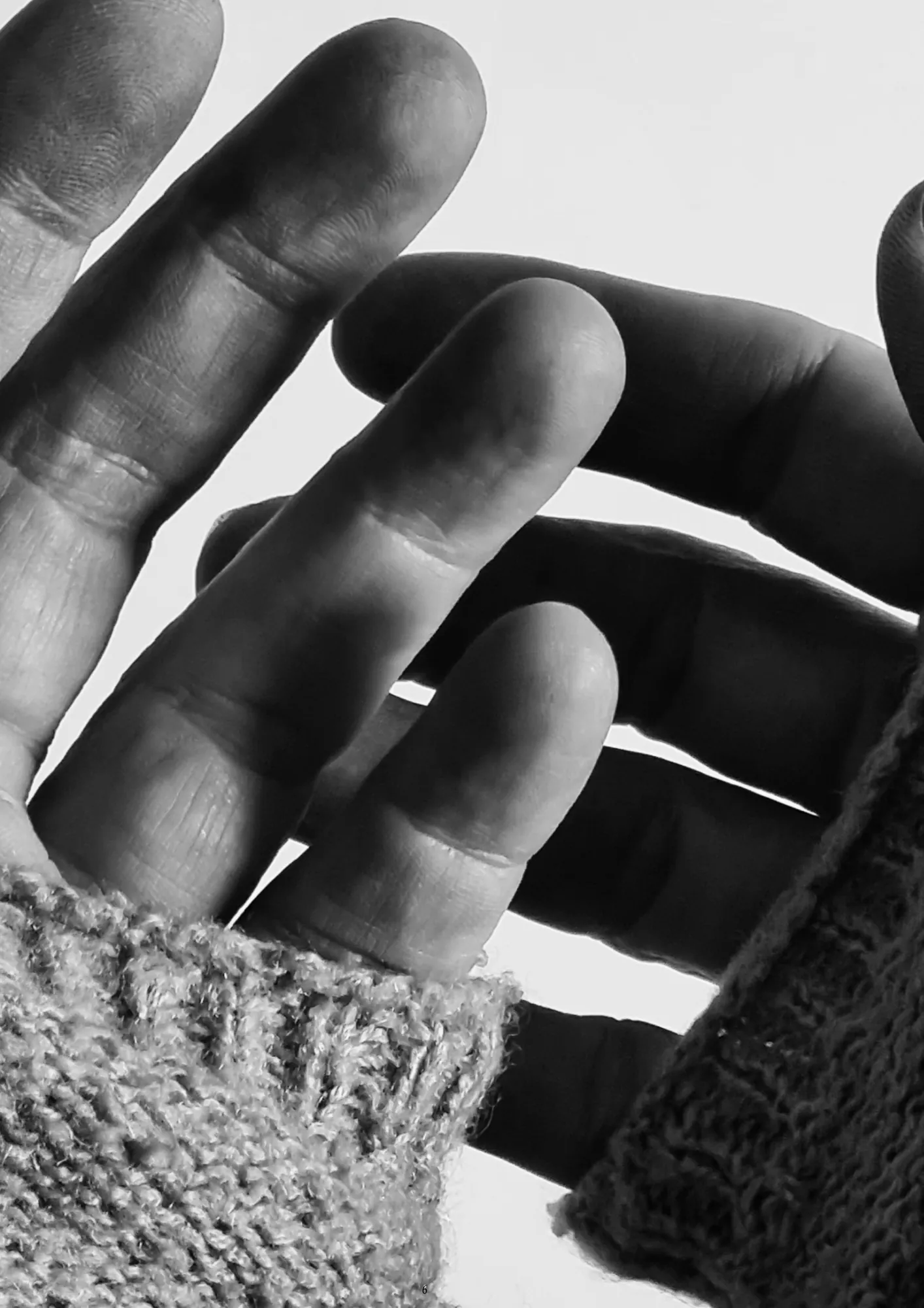 Les mains de l’artiste à l’œuvre, au cœur de la création d’un objet d’art sensible et solaire