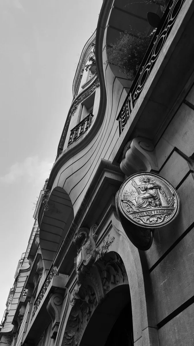Façade d’un bâtiment de justice avec médaille républicaine, célébrant les grands passages professionnels comme le serment