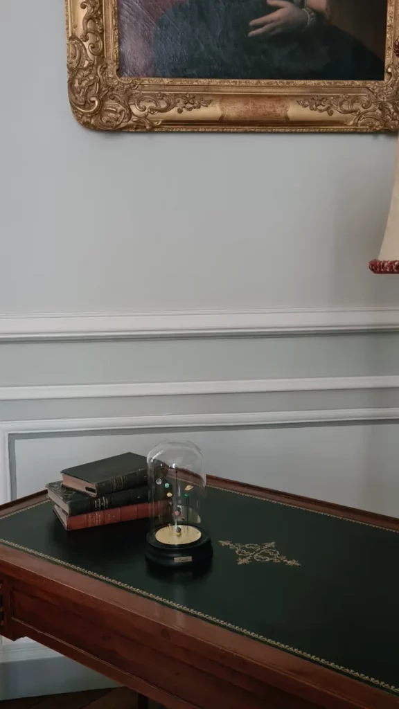 Sympan posé dans un bureau de notaire – œuvre d’art personnalisée