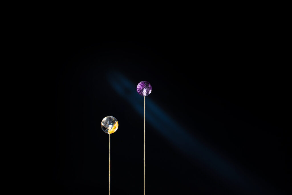 Détail d’un Sympan – améthyste et quartz rutile, pierres sublimes alignées sur une trajectoire céleste
