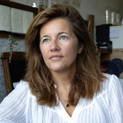 Portrait de Caroline Thiébot, artiste de la géométrie du ciel et créatrice des Sympans sur mesure
