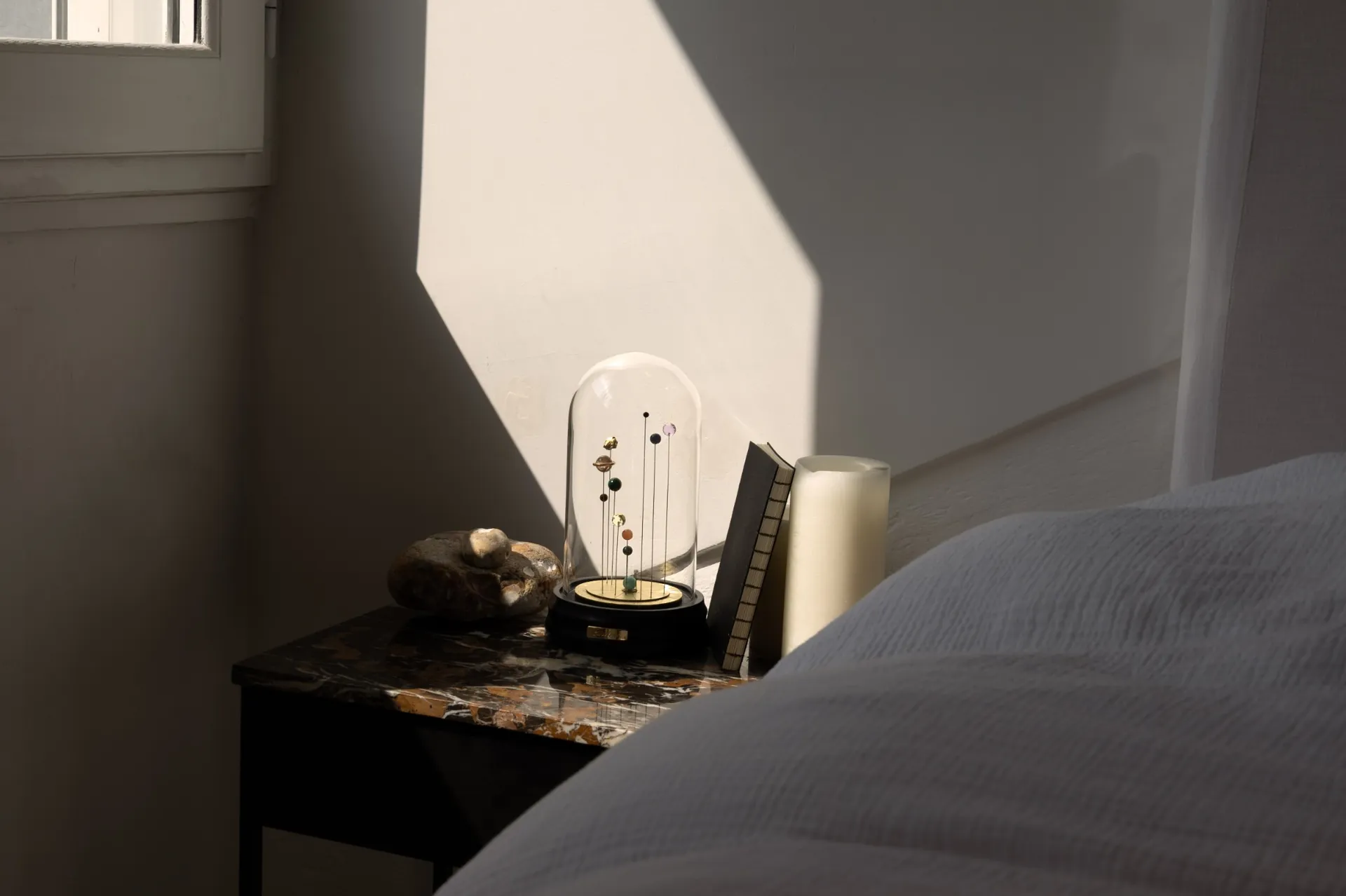 Sympan sur mesure dans une chambre intime, décoration solaire et carnet de création