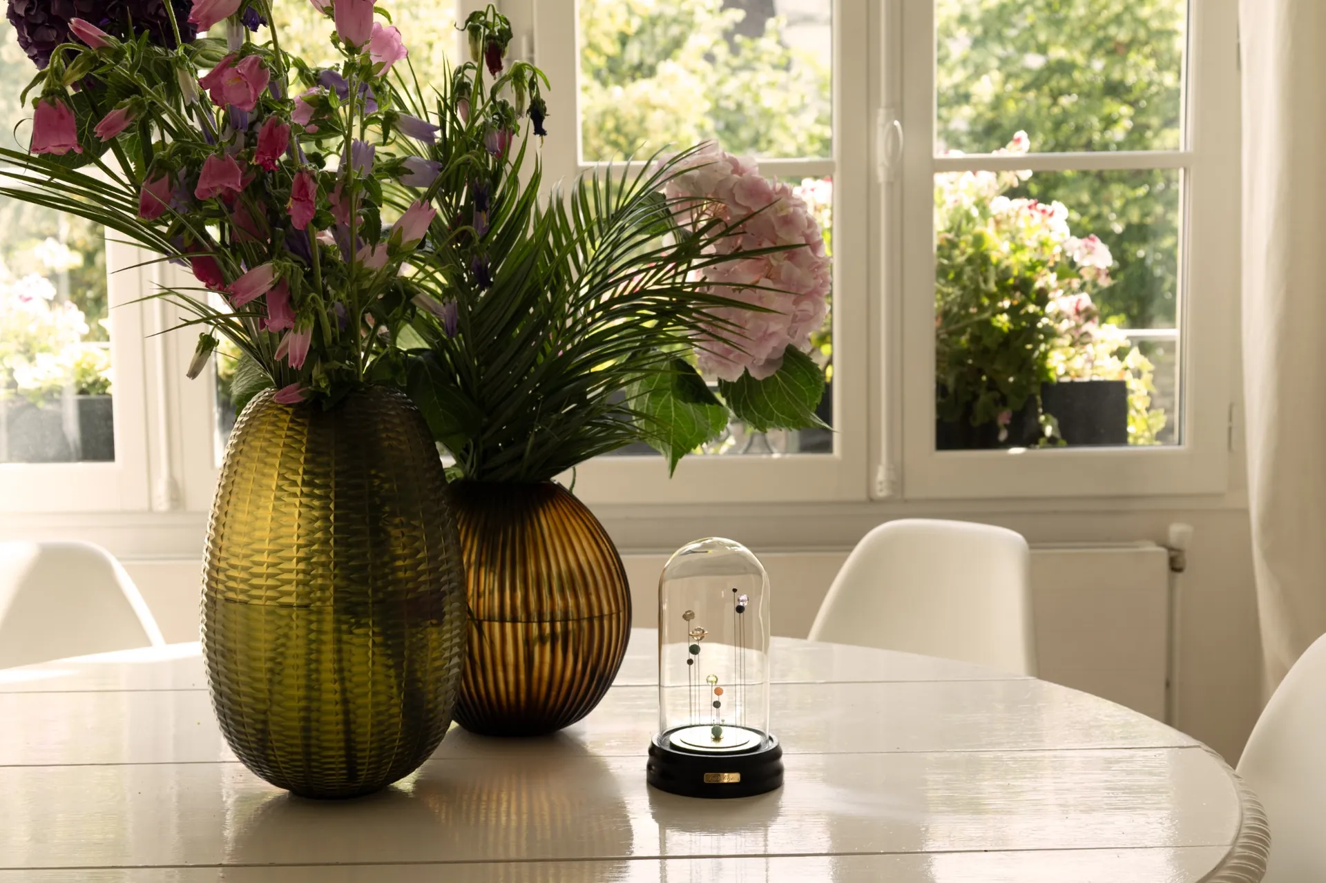 Objet Sympan sur mesure entre vases fleuris, décoration élégante et géométrie du ciel