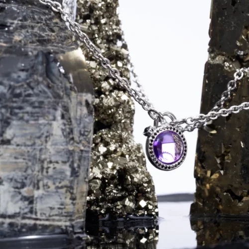 Collier du Sympan Meoto Iwa suspendu entre deux roches symboliques