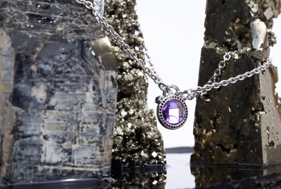 Collier du Sympan Meoto Iwa suspendu entre deux roches symboliques