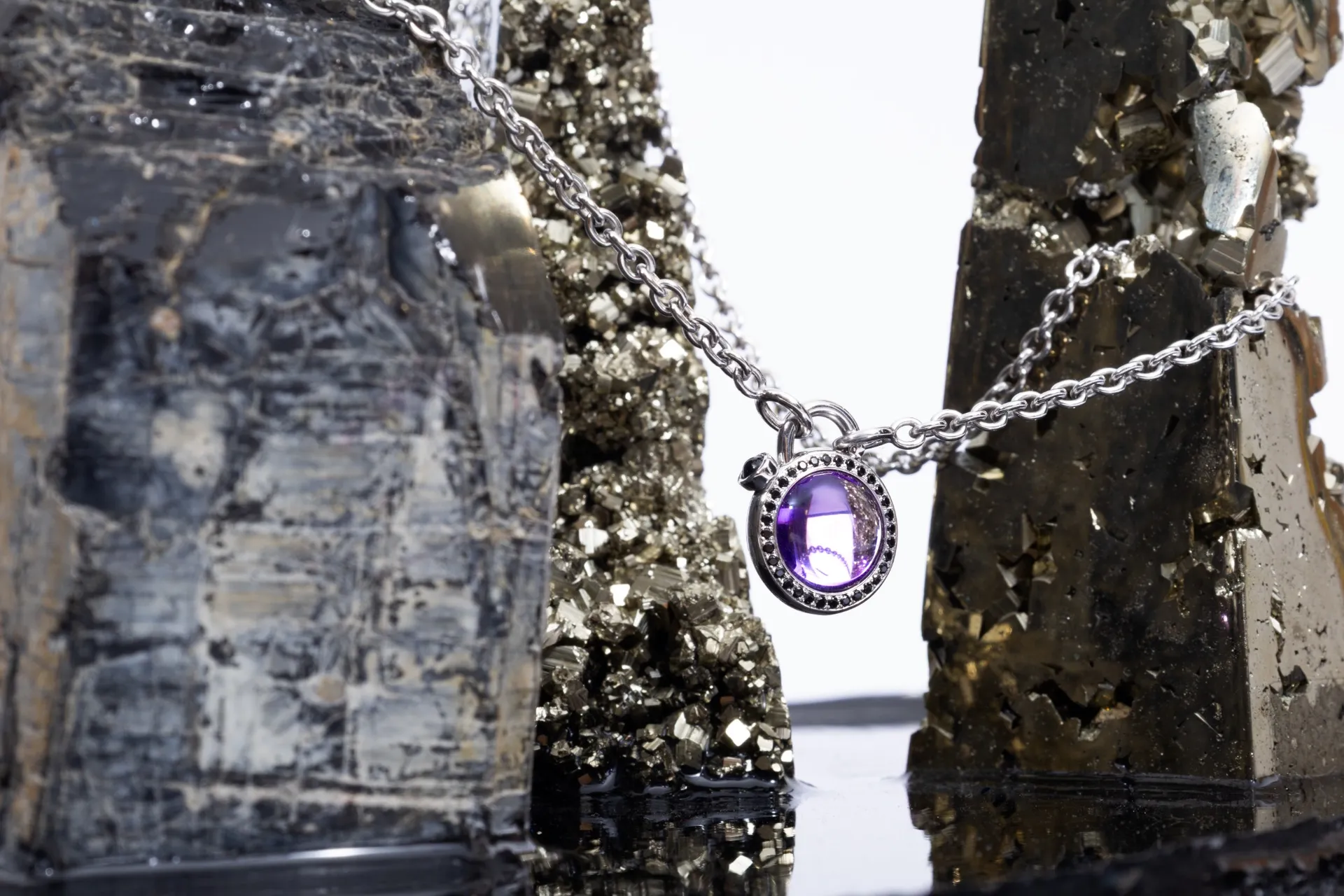 Collier du Sympan Meoto Iwa suspendu entre deux roches symboliques
