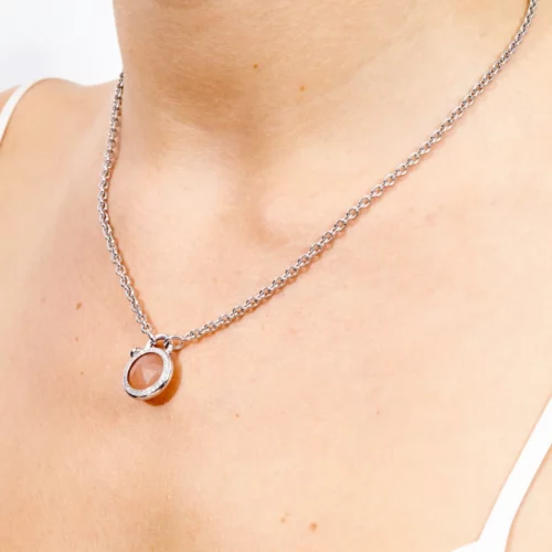 Collier Sympan représentant la pleine Lune, porté, en or blanc 18k