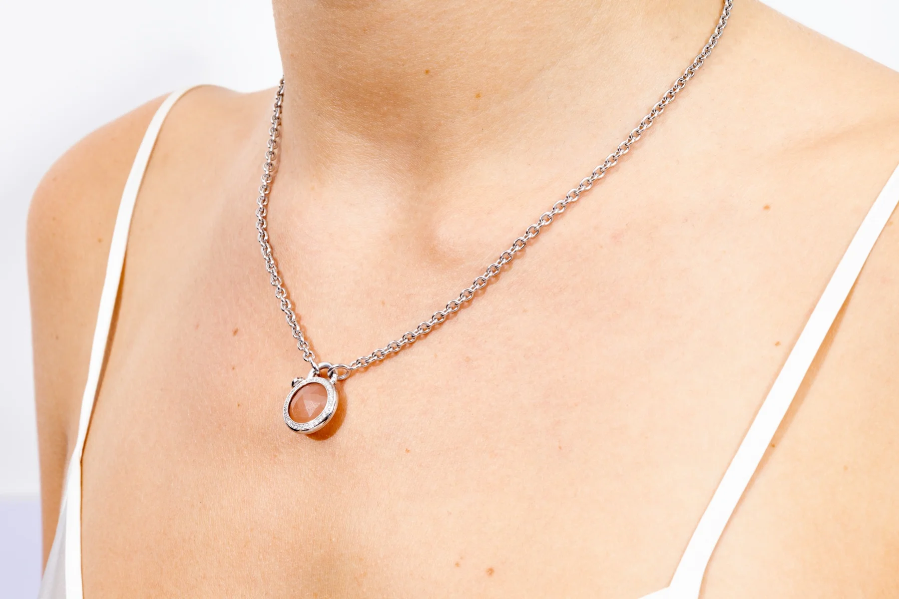 Collier Sympan représentant la pleine Lune, porté, en or blanc 18k