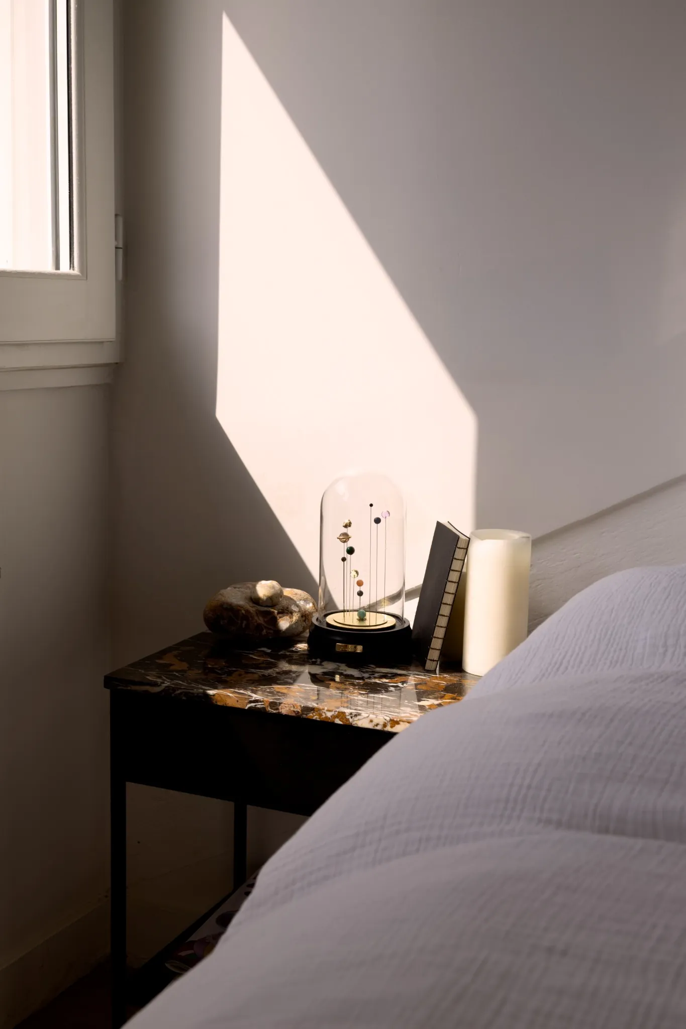Création Sympan en pleine lumière, décoration solaire et poétique dans une chambre