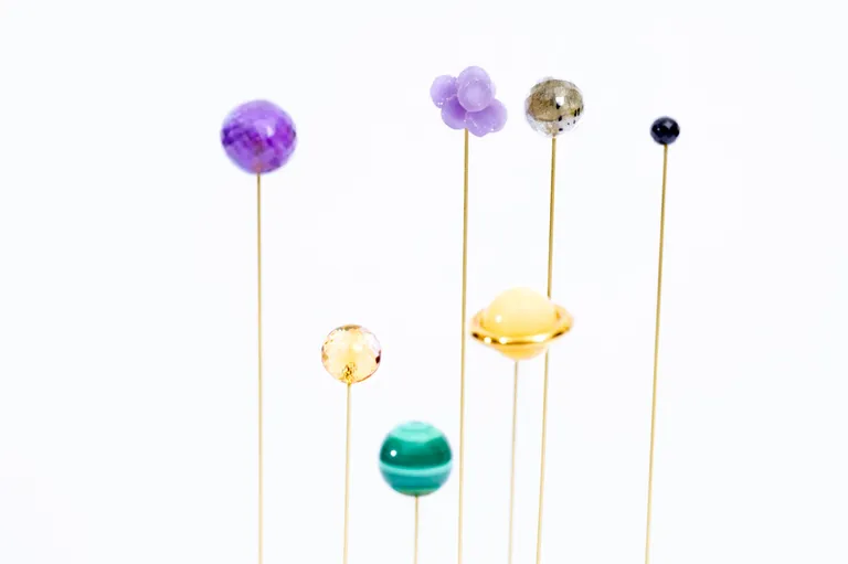 Objet d’art de naissance : géométrie céleste unique pour bébé