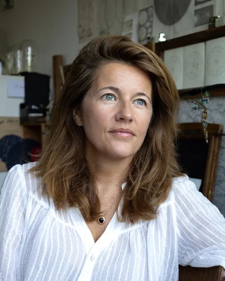 Portrait de Caroline Thiébot, artiste de la géométrie du ciel et créatrice des Sympans sur mesure