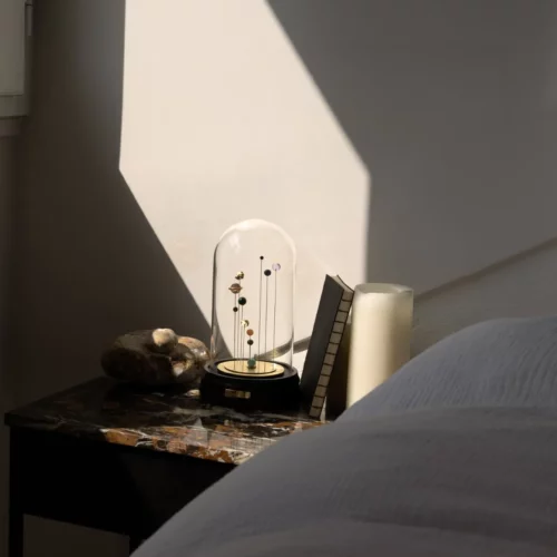 Sympan sous cloche posé sur une table de chevet – cadeau exceptionnel anniversaire, présence lumineuse dans une chambre