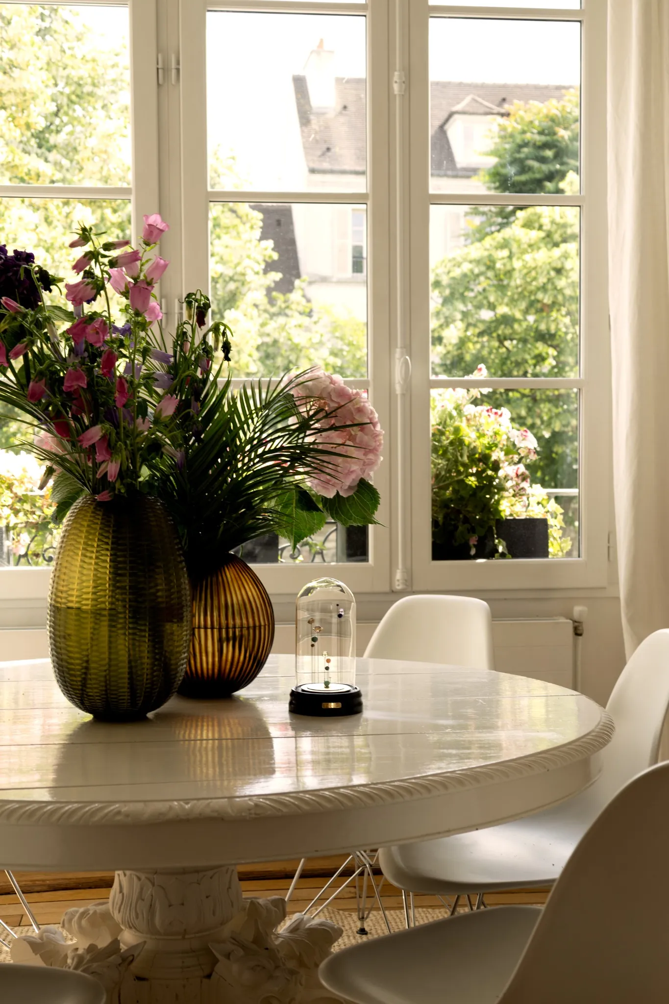 Sympan Sirius sur une table fleurie, objet de mémoire solaire