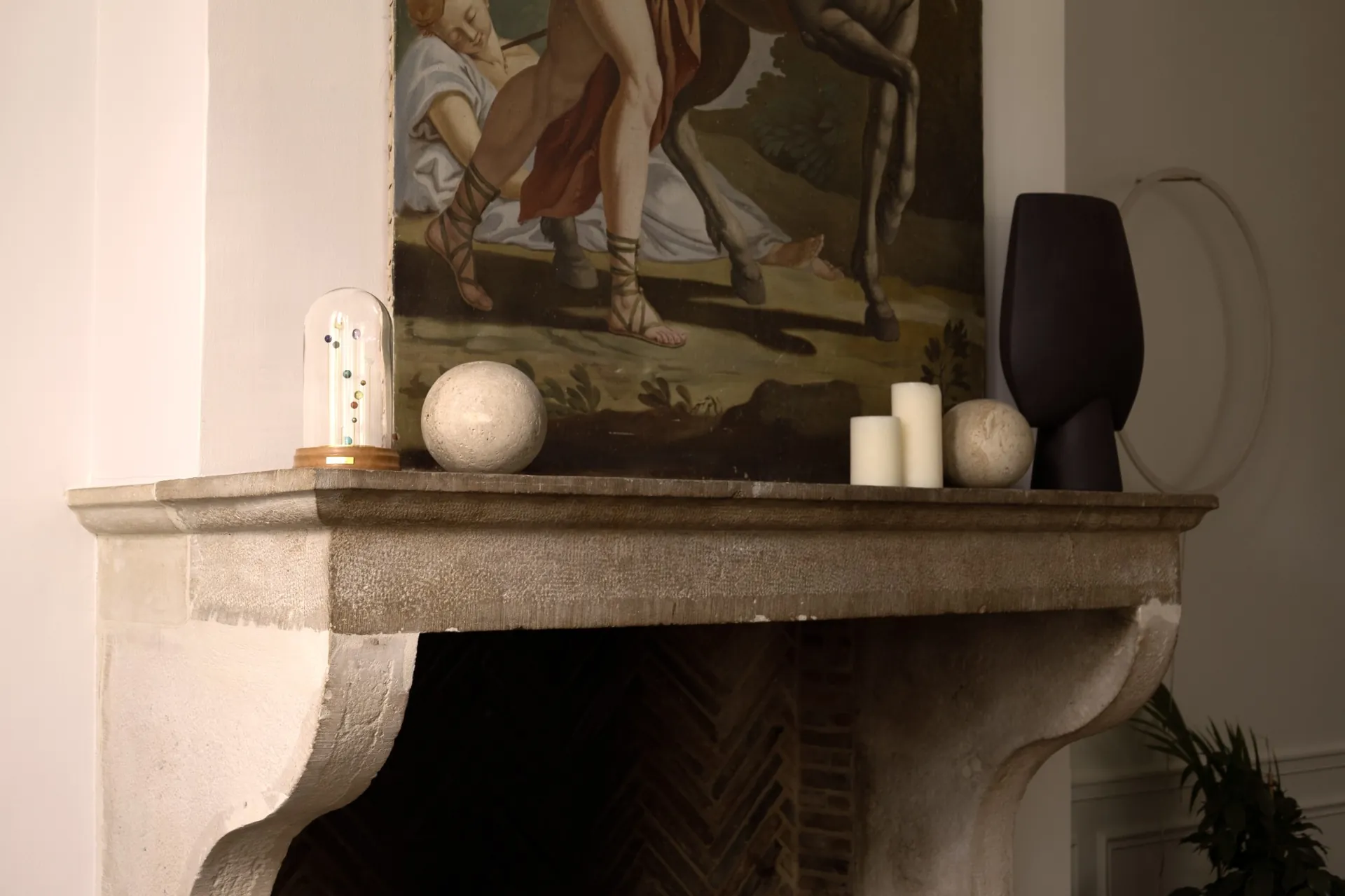 Sympan Sirius posé sur une cheminée, objet d’art de mémoire solaire