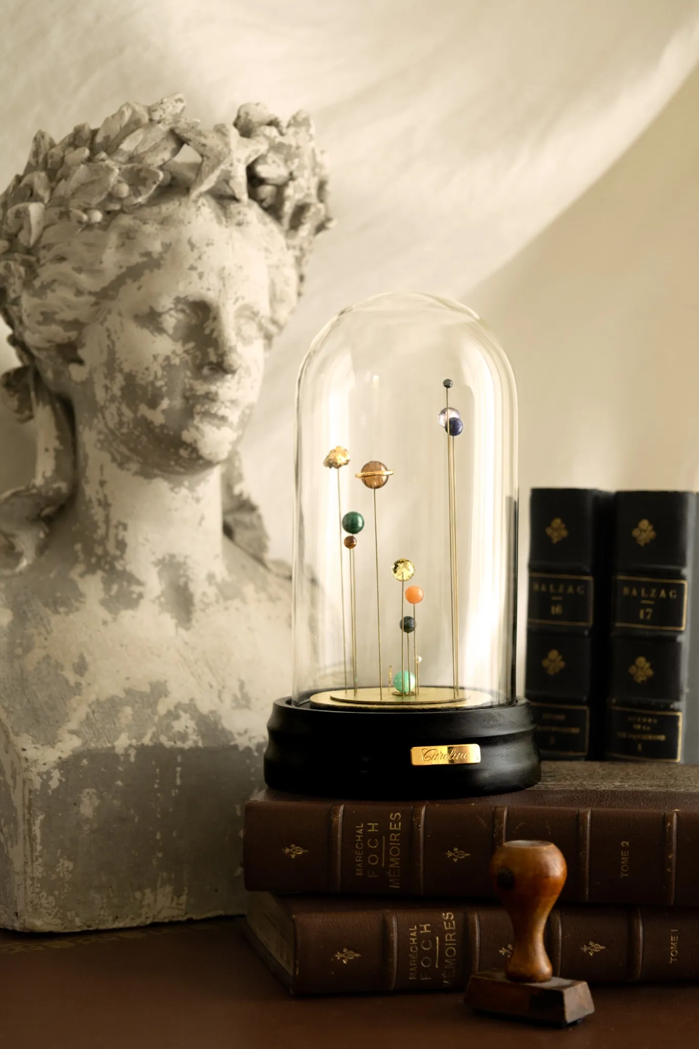 Sculpture SYMPAN pour avocat, œuvre de justice en or et pierres sous le signe de Thémis, cadeau de prestation de serment luxe.