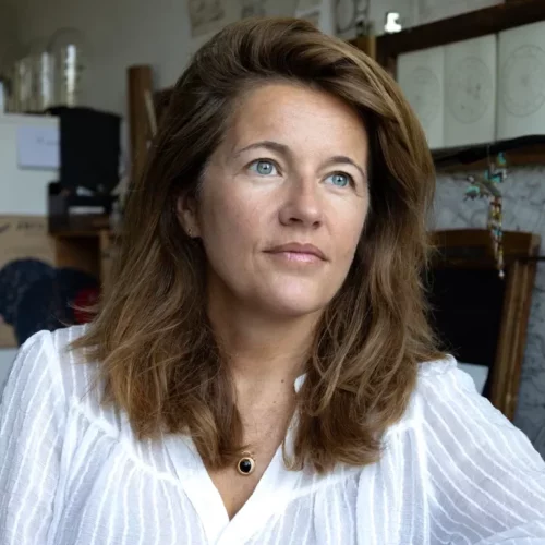 Caroline Thiébot, la Géologue du Ciel, artiste sculptrice SYMPAN dans son atelier à Paris.