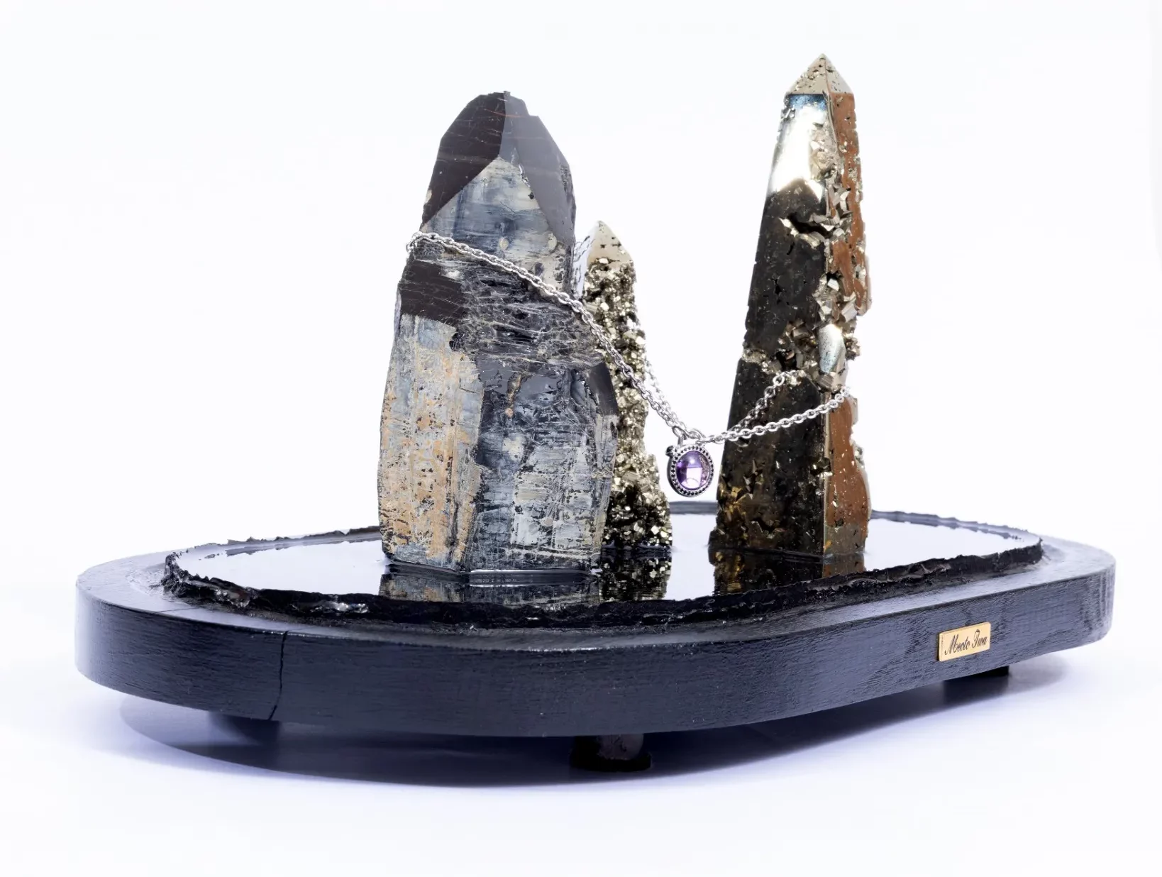 SYMPAN Meoto Iwa — l'œuvre complète : les deux rochers sacrés reliés par la chaîne, dont le pendentif se porte comme un lien qui se régénère