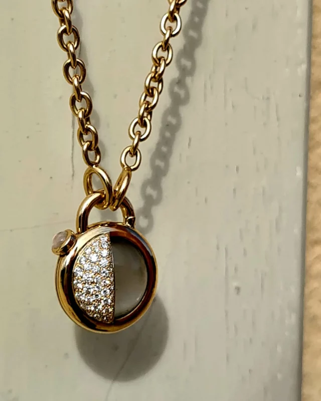 🌗

#SympanMoon #ConnexionLunaire #VoyageVersSoi #PhaseDeLaLune #Diamants #PierreDeLune #Or18k #Sympan